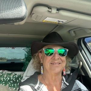 Meet your Posher, Deena